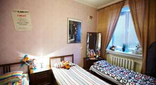 Гостиница Творческий Хостел Новосибирск Двухместный номер Делюкс с 2 отдельными кроватями + дополнительной кроватью-2
