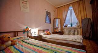 Гостиница Творческий Хостел Новосибирск Двухместный номер Делюкс с 2 отдельными кроватями + дополнительной кроватью-1